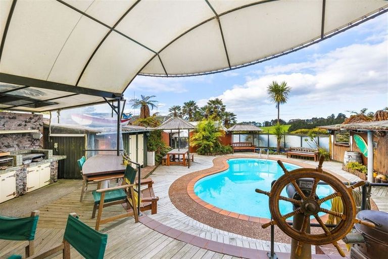 Photo of property in 185 Red Hills Road, Massey, Henderson, 0782