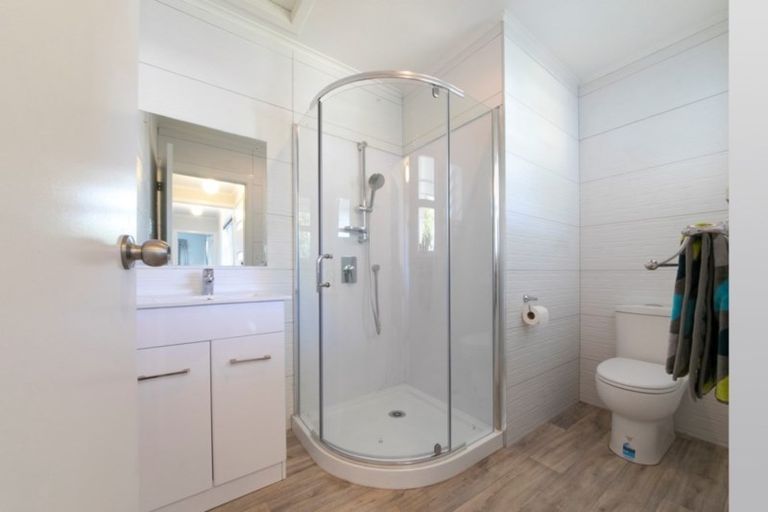 Photo of property in 122 Avondale Road, Avondale, Christchurch, 8061