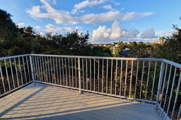 Photo of property in 21 Springwater Vale, Unsworth Heights, Auckland, 0632