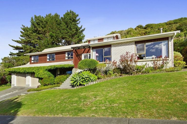 Photo of property in 34 Greyfriars Crescent, Tawa, Wellington, 5028