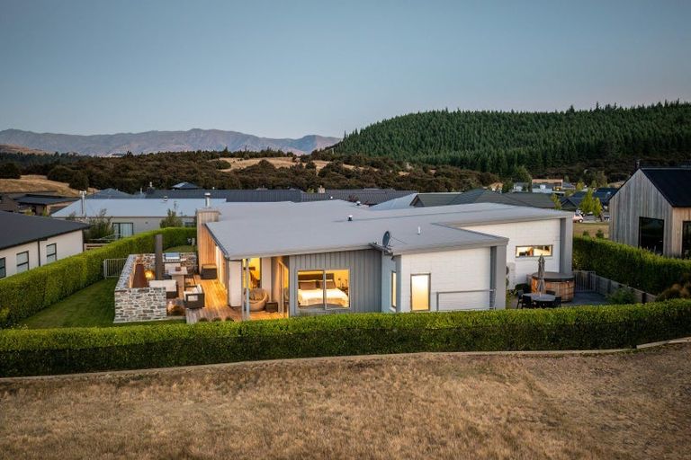 Photo of property in 10 Avalanche Place, Wanaka, 9305