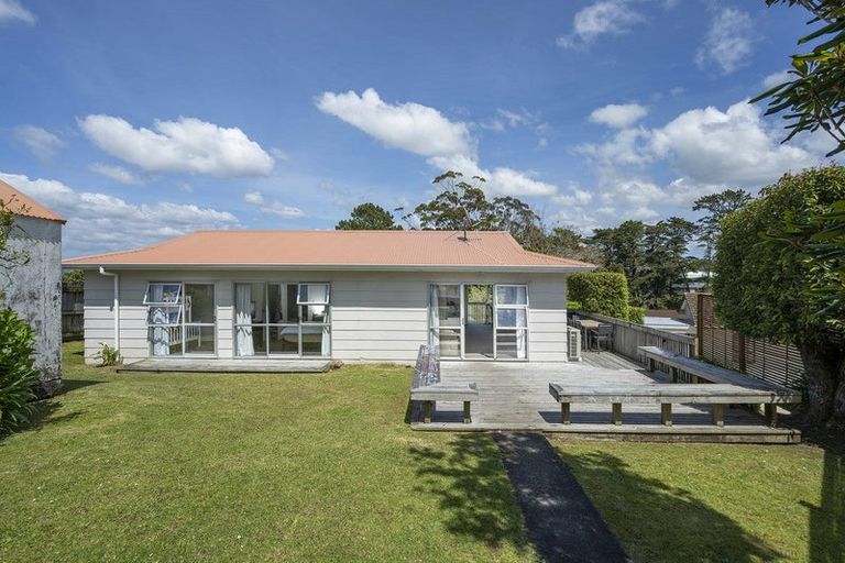 Photo of property in 4/23 Luckens Road, West Harbour, Auckland, 0618
