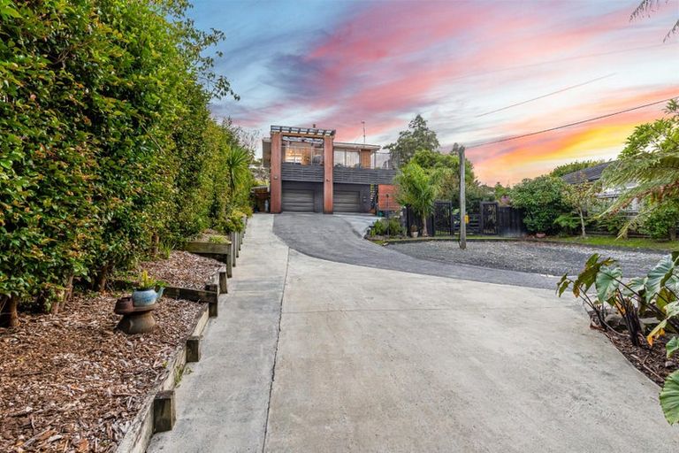 Photo of property in 19 Grassmere Road, Henderson Valley, Auckland, 0612