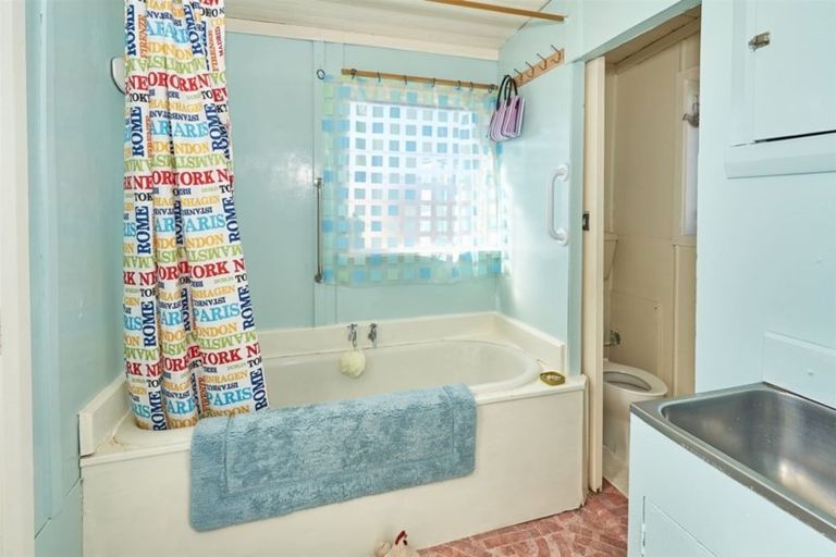 Photo of property in 2 Dawick Street, Foxton Beach, Foxton, 4815