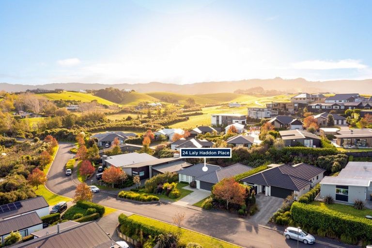 Photo of property in 24 Laly Haddon Place, Matakana, 0985