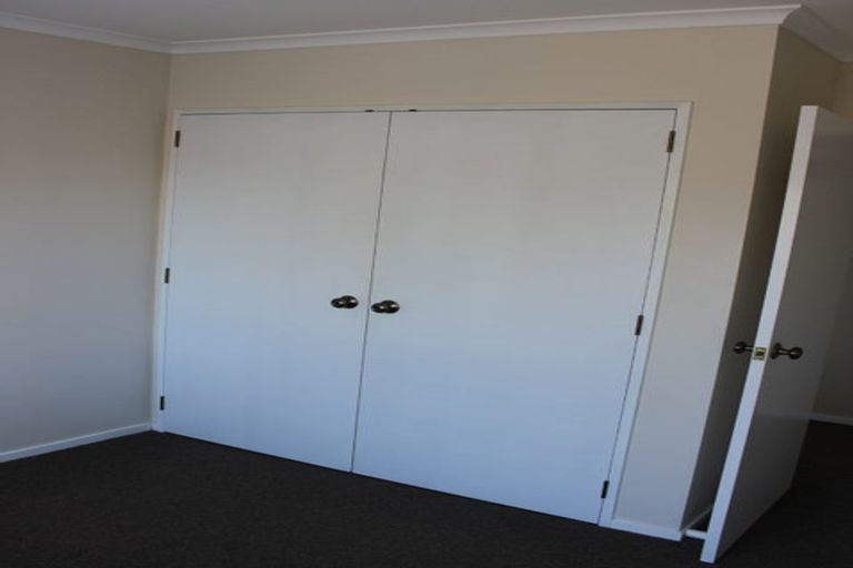 Photo of property in 18 Royal Oak Drive, Kelvin Grove, Palmerston North, 4414