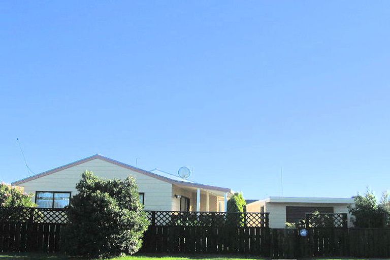 Photo of property in 87 Arawhata Road, Paraparaumu, 5032