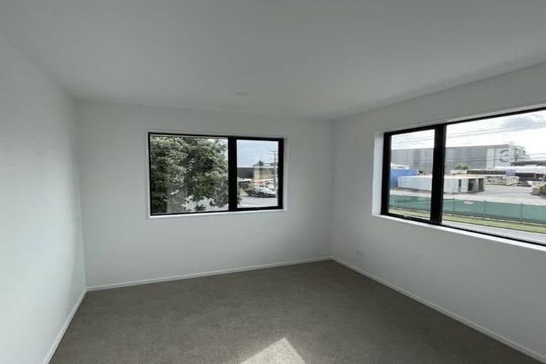 Photo of property in 1 Eileen Newey Place, Henderson, Auckland, 0612