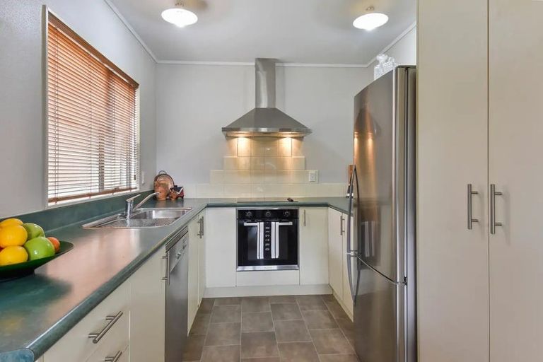 Photo of property in 28 Silkwood Grove, Totara Heights, Auckland, 2105