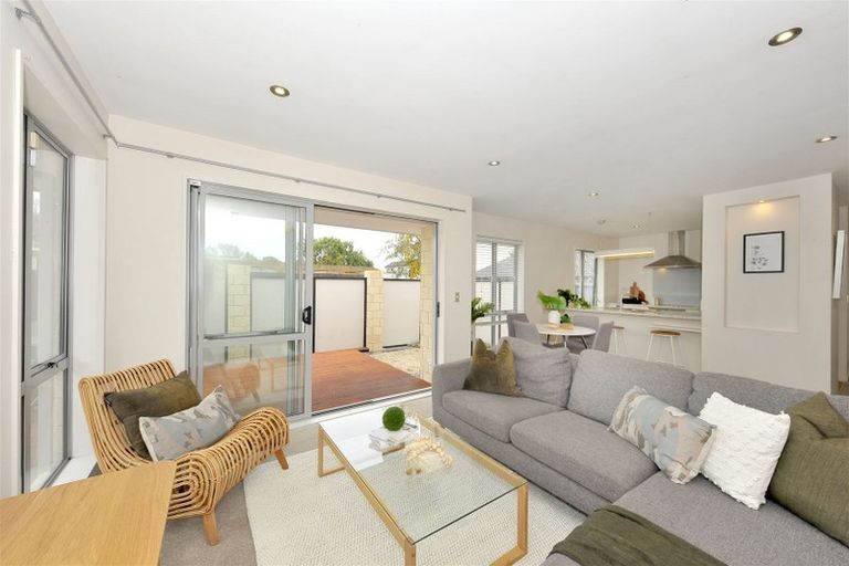 Photo of property in 4a Pinehurst Crescent, Russley, Christchurch, 8042