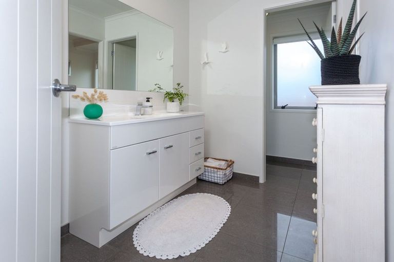 Photo of property in 10 Waitotara Way, Whitianga, 3510