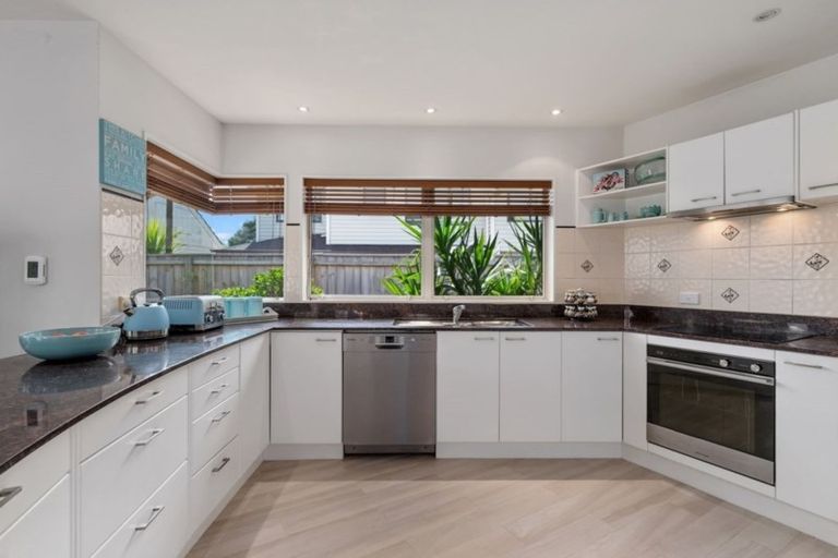 Photo of property in 2/1 Hyde Road, Rothesay Bay, Auckland, 0630