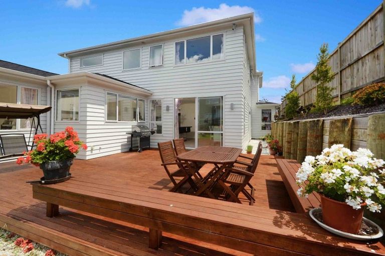 Photo of property in 39 Harrowglen Drive, Northcross, Auckland, 0632
