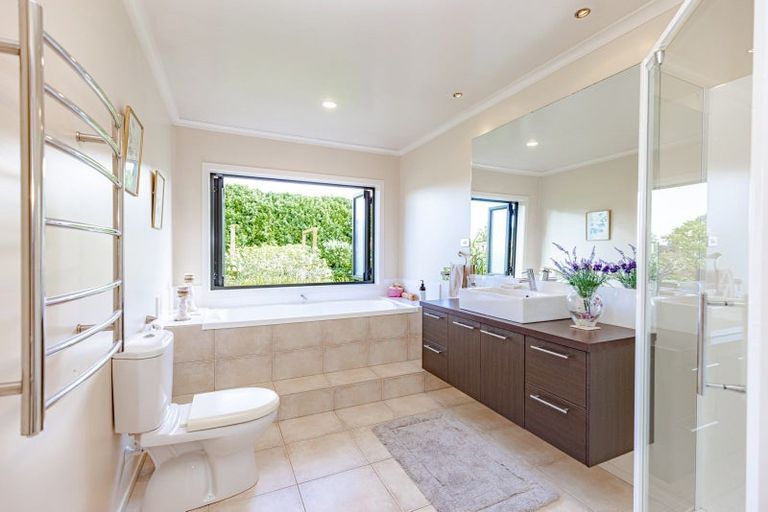 Photo of property in 35 Saint Oswalds Drive, Brunswick, 4571