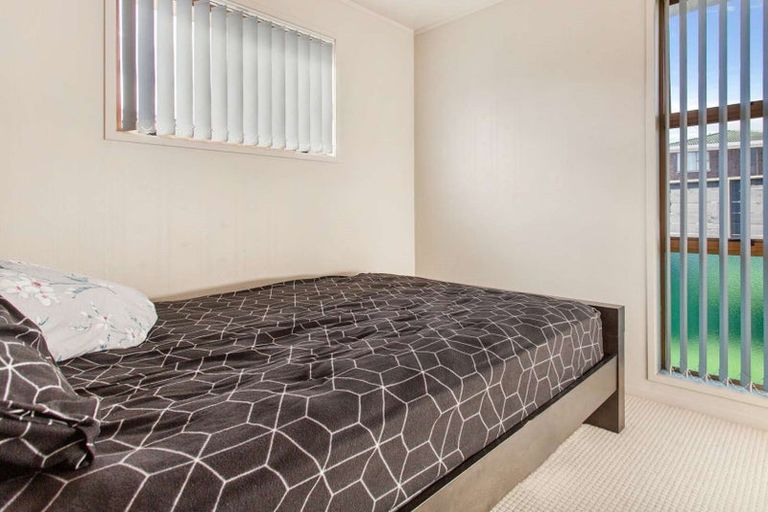 Photo of property in 1/41 Challen Close, Conifer Grove, Takanini, 2112