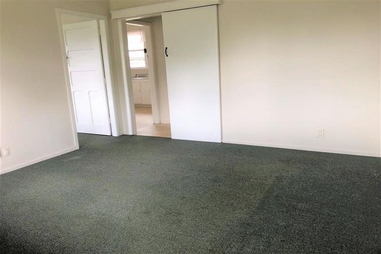 Photo of property in 4/2 Godley Road, Green Bay, Auckland, 0604