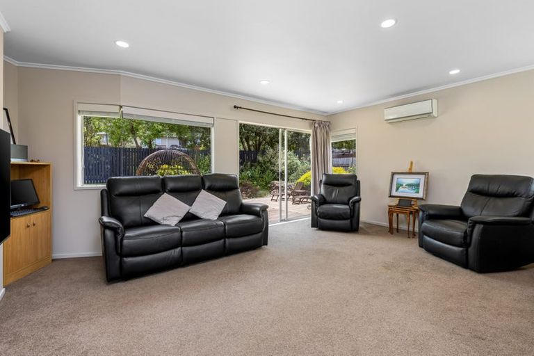 Photo of property in 1 Cunliffe Place, Glenfield, Auckland, 0629