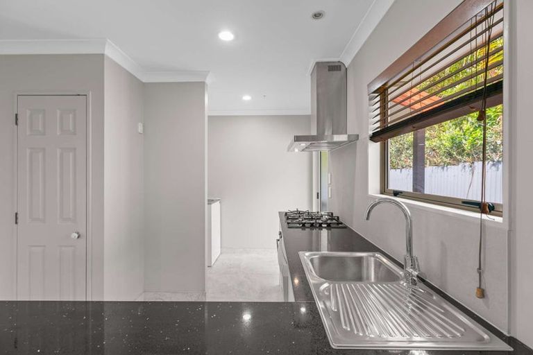 Photo of property in 58h Sunnyside Road, Sunnyvale, Auckland, 0612