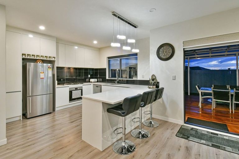 Photo of property in 76 Twin Parks Rise, Papakura, 2110