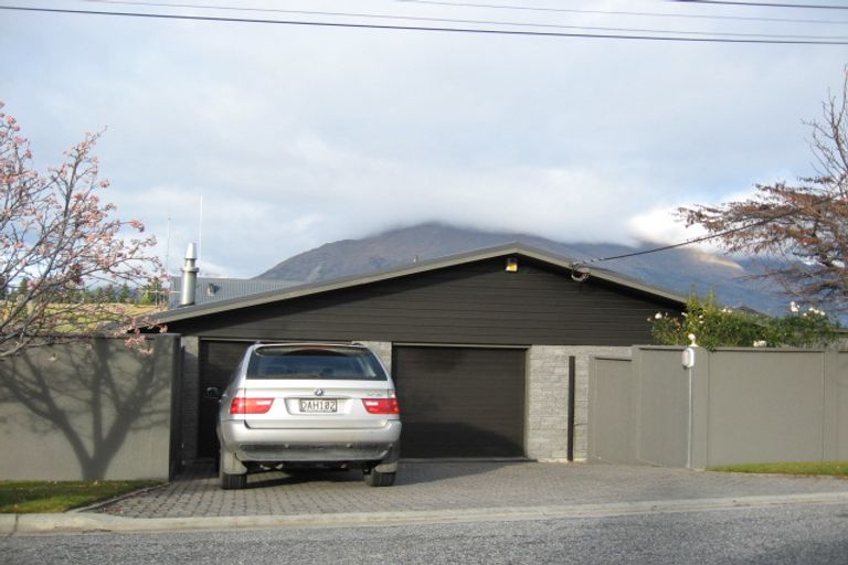 Photo of property in 25-27 Veint Crescent, Queenstown, 9300