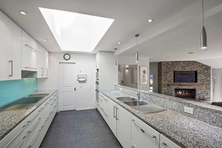 Photo of property in 5 Milward Place, Kelvin Heights, Queenstown, 9300