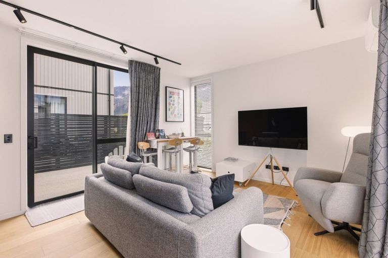 Photo of property in 33 Casterway Crescent, Jacks Point, 9371