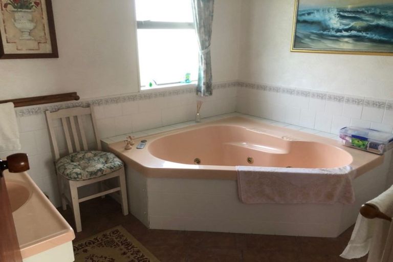 Photo of property in 10 Deakin Place, Clive, 4102