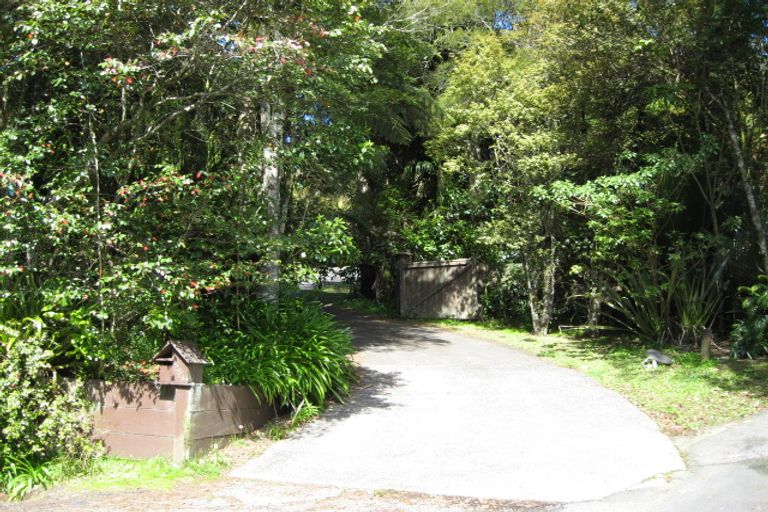 Photo of property in 558 Scenic Drive, Waiatarua, Auckland, 0612