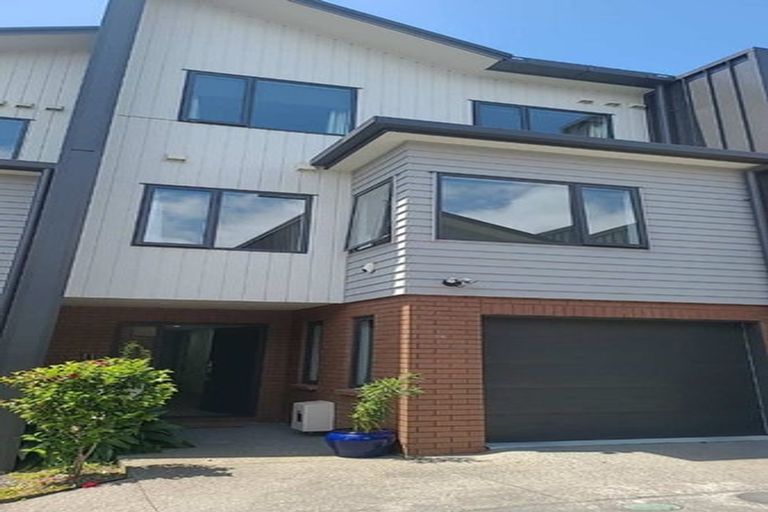 Photo of property in 74 Te Oneroa Way, Long Bay, Auckland, 0630