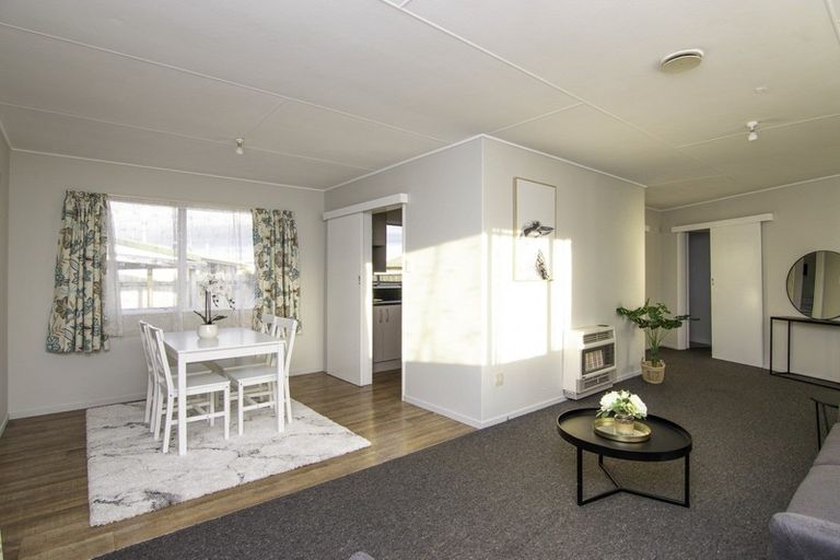 Photo of property in 6 Forbes Place, Kelvin Grove, Palmerston North, 4414