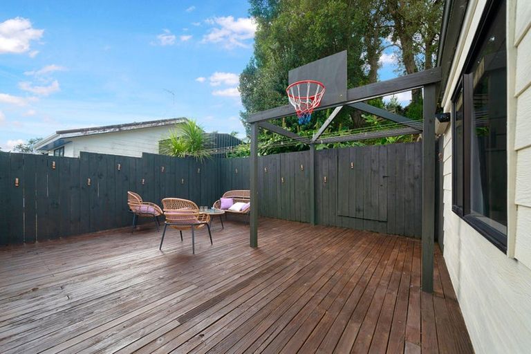 Photo of property in 2/31 Rangeview Road, Sunnyvale, Auckland, 0612
