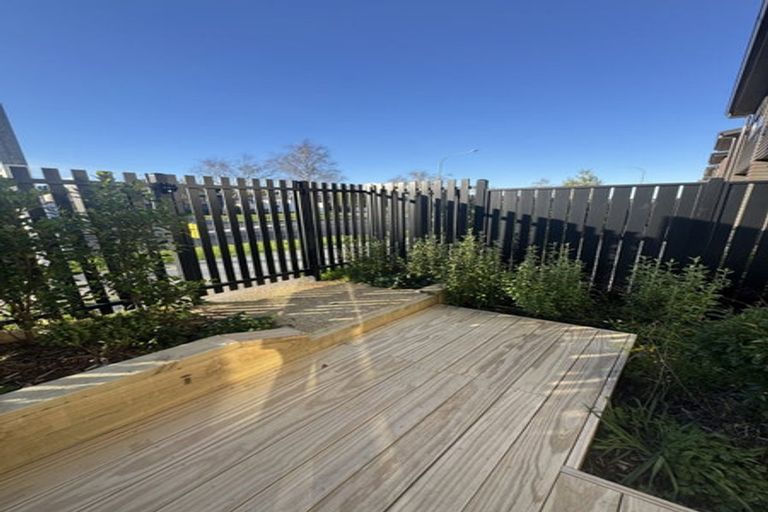 Photo of property in 8/666 Swanson Road, Swanson, Auckland, 0612