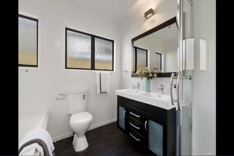 Photo of property in 1/324 Glenfield Road, Glenfield, Auckland, 0629