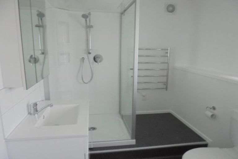 Photo of property in 132a Kelburn Parade, Kelburn, Wellington, 6012