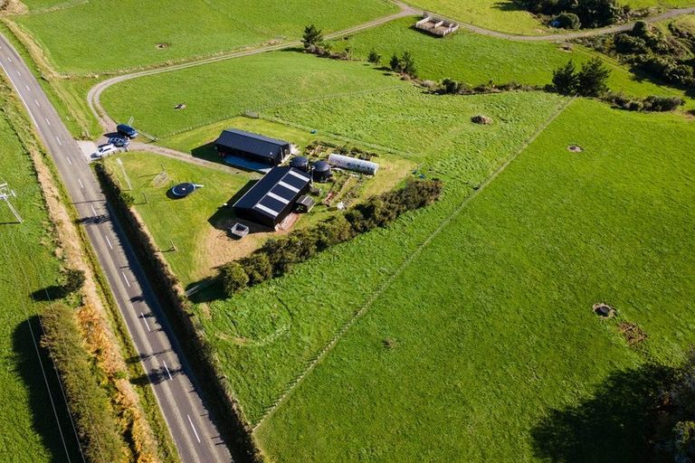 Photo of property in 237 Croydon Road, Midhirst, Stratford, 4394