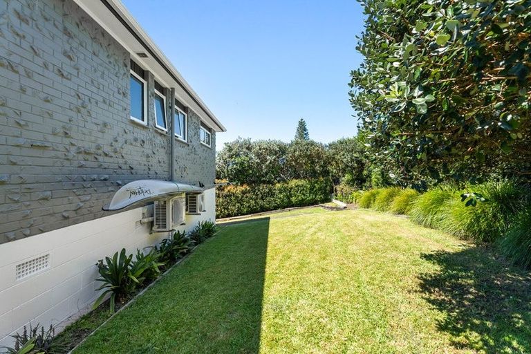 Photo of property in 2/52 Maxwelton Drive, Mairangi Bay, Auckland, 0630