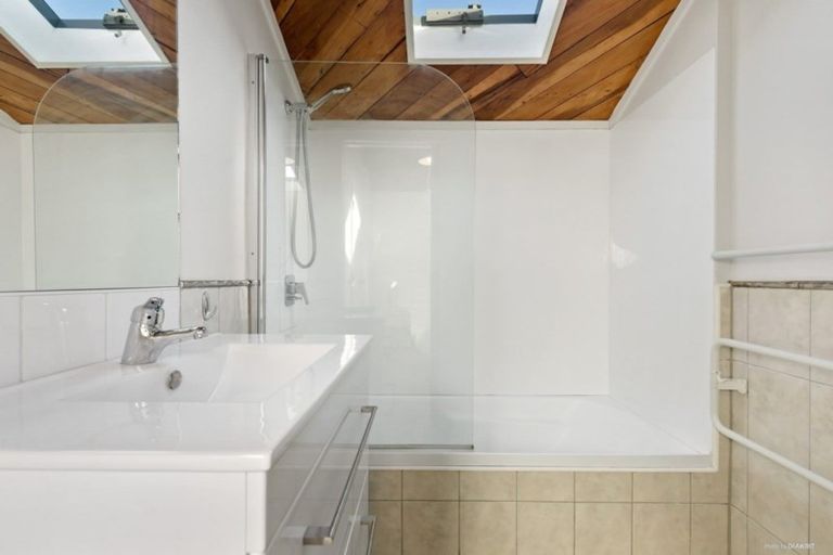 Photo of property in Metro Apartments, 18/220 Thorndon Quay, Pipitea, Wellington, 6011