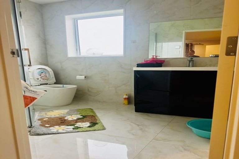 Photo of property in 56a Hutchinson Avenue, New Lynn, Auckland, 0600