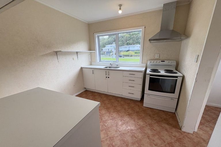 Photo of property in 16 Wagon Road, Stokes Valley, Lower Hutt, 5019