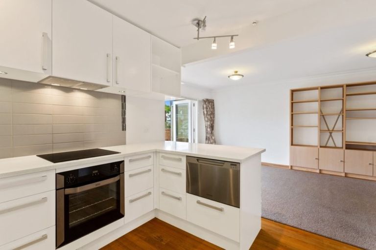 Photo of property in 1/5 Dudding Avenue, Northcote, Auckland, 0627