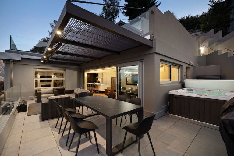 Photo of property in 6 Lordens Place, Fernhill, Queenstown, 9300