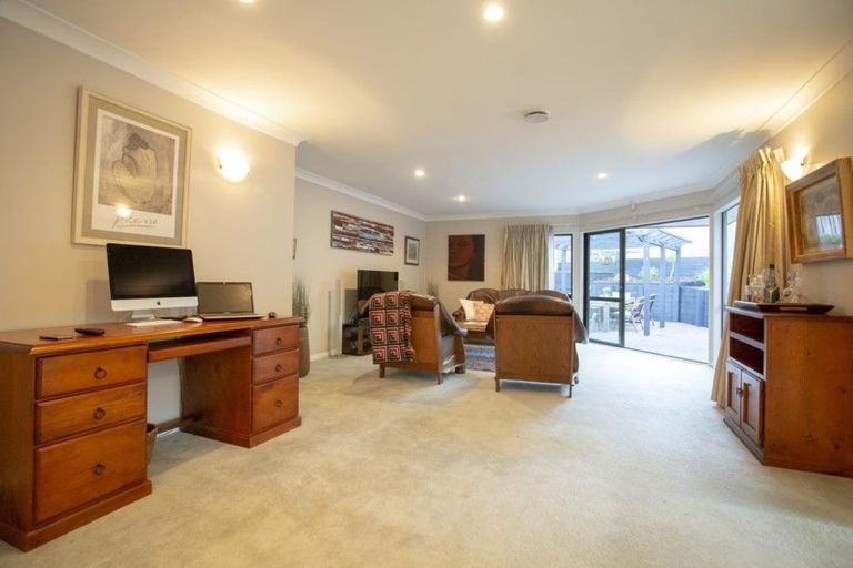 Photo of property in 6 Nottingham Place, Northcross, Auckland, 0630