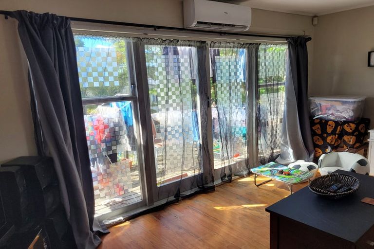 Photo of property in 19 Titchener Street, New Lynn, Auckland, 0600