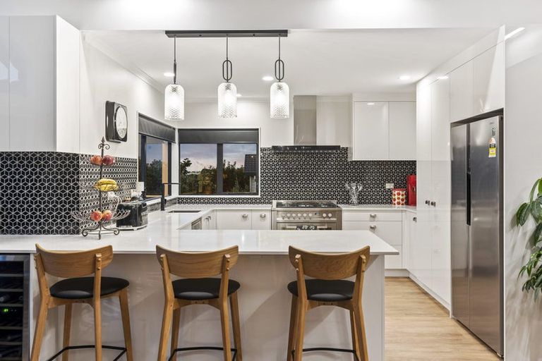 Photo of property in 41 Quadrant Heights, Paraparaumu, 5032