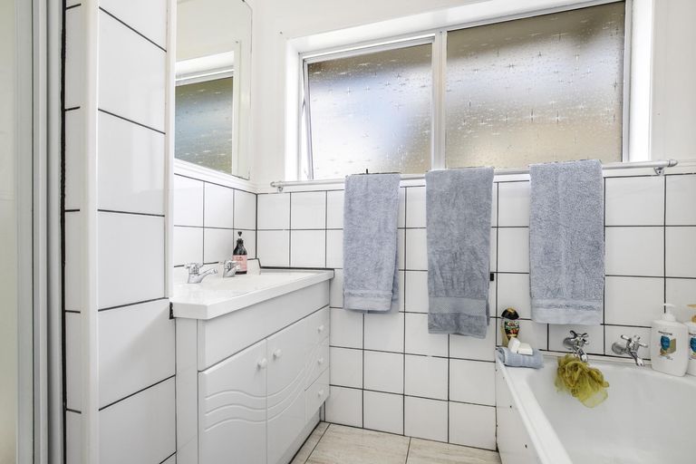 Photo of property in 16 Damian Way, Weymouth, Auckland, 2103