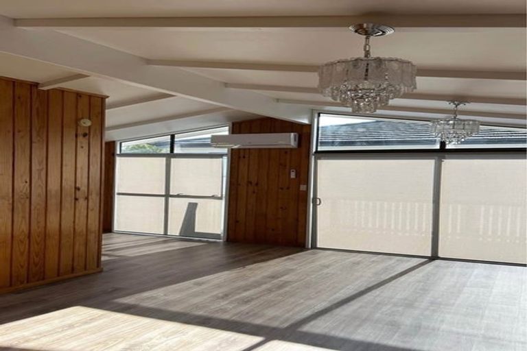 Photo of property in 36 Kingsclere Place, Goodwood Heights, Auckland, 2105