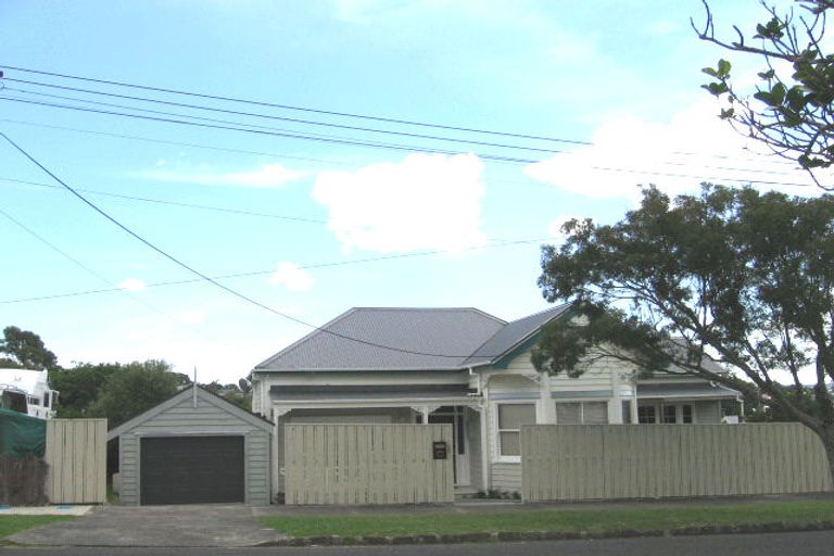 Photo of property in 9 Kiwi Road, Stanley Point, Auckland, 0624