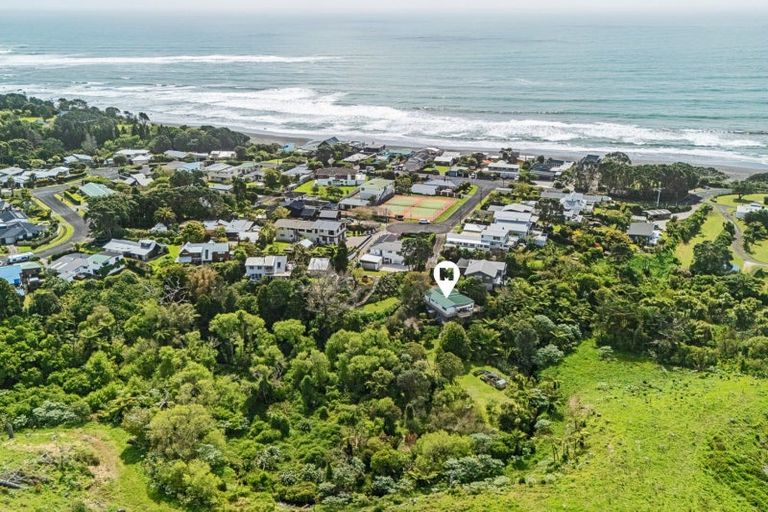 Photo of property in 15 Linda Street, Oakura, 4314