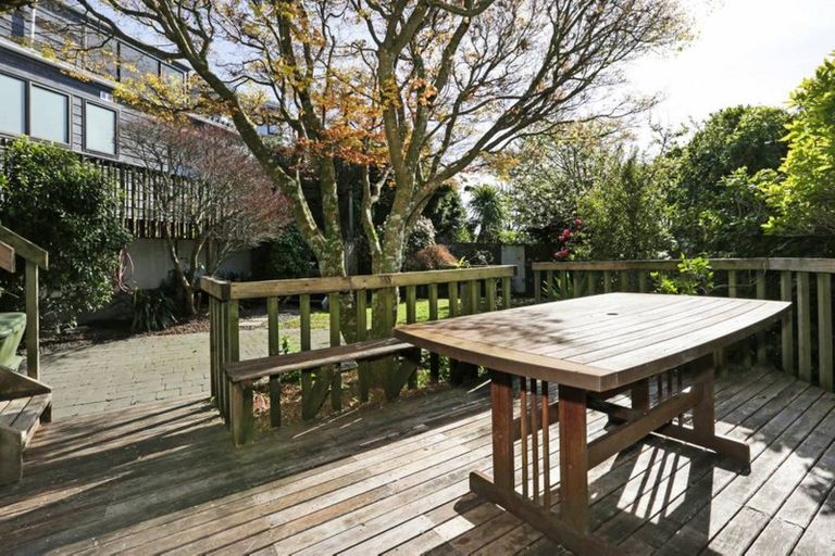 Photo of property in 33 Oak Avenue, Paremata, Porirua, 5024