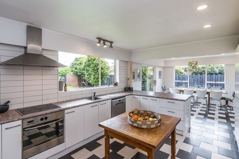 Photo of property in 27 Rewarewa Crescent, Waikanae, 5036